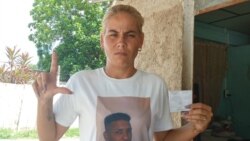 Policía del régimen acosa a mujer que pide libertad para su esposo, preso del 11J