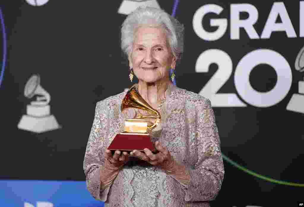Lo más inesperado de la noche fue el nombramiento como Mejor Nuevo Artista a Angela Álvarez, una cubana de 95 años de edad. 