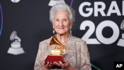 El Grammy por Mejor Nuevo Artista fue otorgado a Angela Álvarez, una cubana de 95 años de edad. 