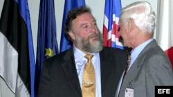 Foto de archivo. El consejero de Pesca de la Junta de Galicia, Enrique López Veiga (i), charla con el presidente de la NAFO, el cubano Enrique Oltuski (d), en septiembre de 2002