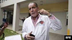 El director del Centro Médico de San Juan, Ernesto Torres, habla con la prensa sobre el estado clínico de Macho Camacho.