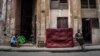 Mujeres sentadas en la acera de una calle, en La Habana, Cuba, el 9 de julio de 2022. (Foto AP/Ramon Espinosa)