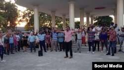 Religiosos rezan por la sanación de Cuba en la plaza de la Virgen del Camino. (Foto: Facebook)