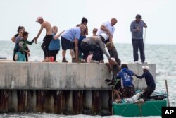 Residentes de la zona ayudan a balseros cubanos cerca de Key West, el pasado 22 de agosto.