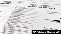Esta fotografía del viernes 12 de agosto de 2022 muestra el recibo de los documentos incautados durante una redada del FBI en Mar-a-Lago.