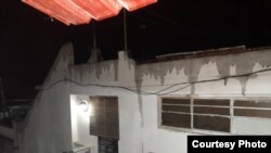 Vivienda de Guanabo con las paredes manchadas por la lluvia en la noche de este lunes. (Foto: Cortesía María Elena Mir Marrero)
