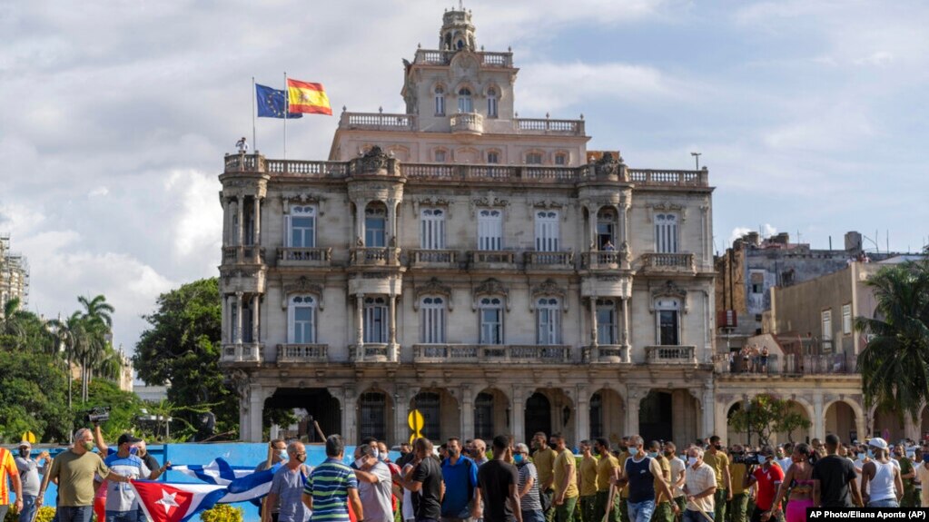 Manifestantes frente a la embajada de España en La Habana, el 11 de julio de 2021. (AP/Eliana Aponte)