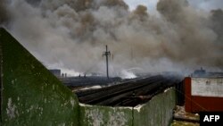 Vista de una de las áreas aledañas a los tanques de combustible afectada por el incendio en la Base de Supertanqueros de Matanzas. (Foto: Yamil Lage/AFP)
