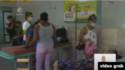 La televisión cubana mostró imágenes de un hospital en Cienfuegos, con pacientes en los pasillos por la alta incidencia de casos de dengue.