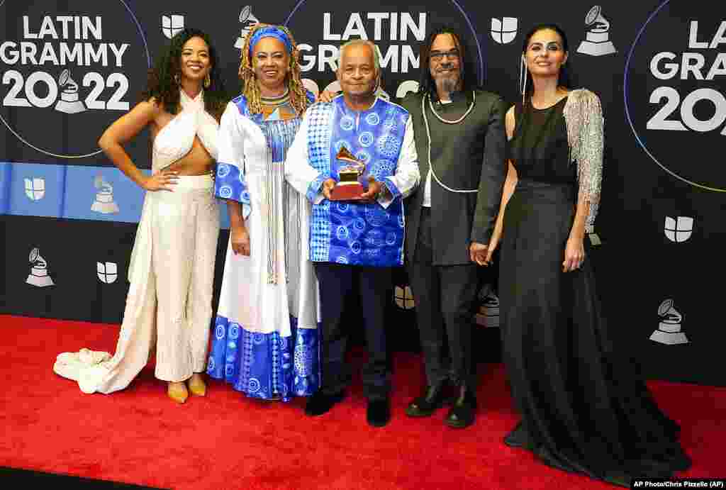 Eme Alfonso, Ele Valdes, Carlos Alfonso y X Alfonso ganaron con "Ancestros Sinfonico" el Grammy Latino al Mejor Álbum Folclórico.