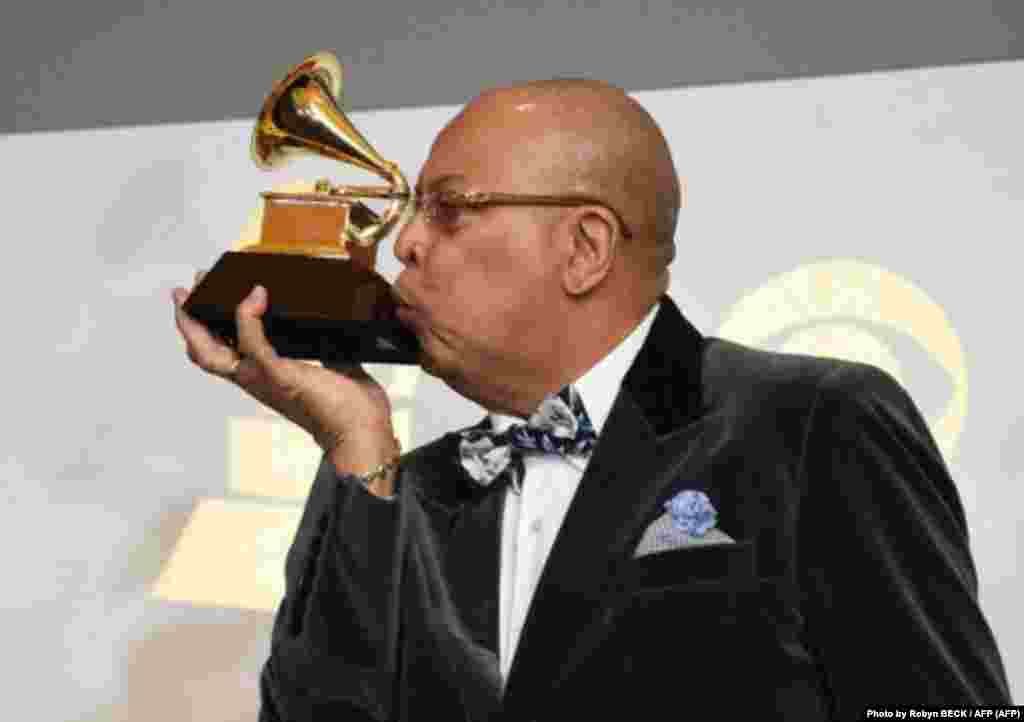 FOTO ARCHIVO. Chucho Valdés besa un Grammy ganado en 2017. En la 23 entrega de Latin Grammy, fue premiado junto a Eliane Elias y Chick Corea en la categoría de Mejor Álbum de Jazz latino/jazz por Mirror Mirror.