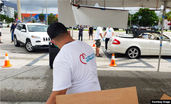 Foto de un momento de la recogida de ayuda para los cubanos en la isla. (Foto tomada del Facebook de Ernesto Oliva Torres)