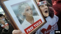 Miles de opositores ucranianos marchan por el centro de la capital ucraniana en protesta contra las represiones políticas y para exigir la libertad de la ex primera ministra Yulia Timoschenko