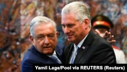 López Obrador abraza a Díaz-Canel en el Palacio de la Revolución el 8 de mayo de 2022.