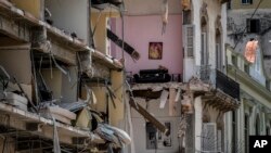 Muebles, muñecos de peluche y retratos adornan un apartamento parcialmente destruido por una explosión mortal en el cercano Hotel Saratoga. (AP Foto/Ramón Espinosa)