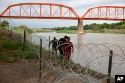 Migrantes cubanos llegan a territorio estadounidense tras cruzar el Río Bravo en Eagle Pass, Texas, este domingo, 22 de mayo. (AP/Dario Lopez-Mills)