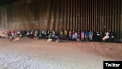 Migrantes detenidos cerca de Lukeville, Arizona, en la frontera Sur de EEUU. (Foto: Twitter/@USBPChiefTCA)