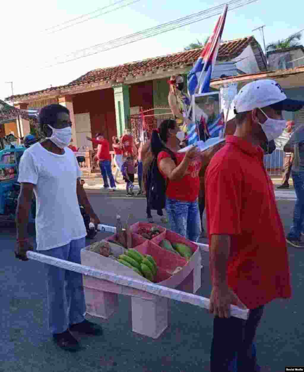 Trabajadores de la Agricultura mostrando los productos que cultivan. (Foto: Facebook/Jorge Luis Torres Morej&#243;n)