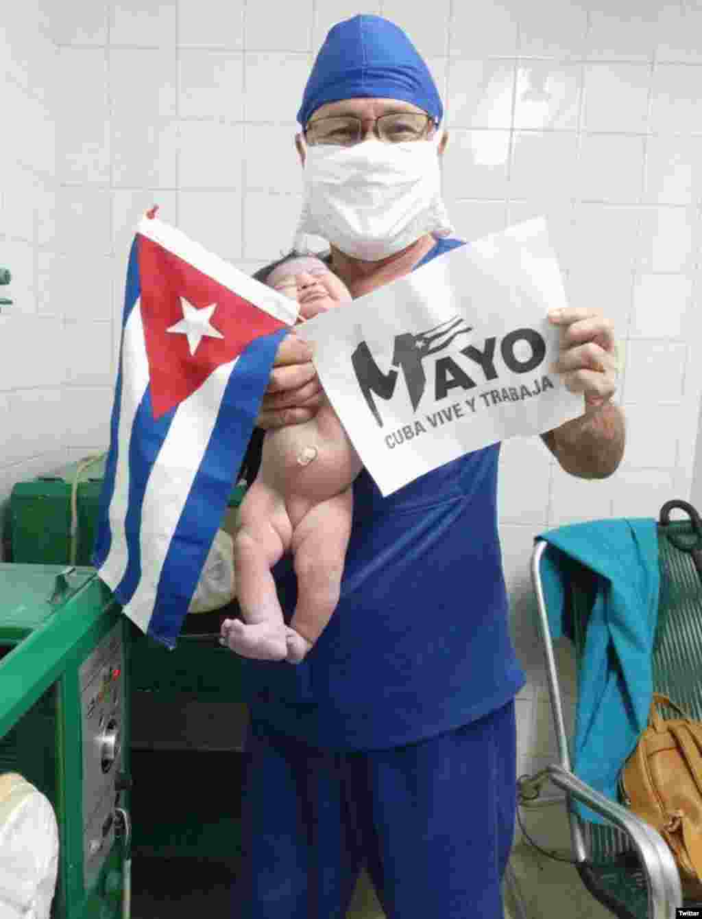 &quot;Este médico holguinero inició la celebración del #1Mayo acompañado de una recién nacida a la que ayudó a venir a este mundo. De ahí dice que fue para la Plaza&quot;, tuiteó el PCC. (Foto: Twitter/@PartidoPCC)