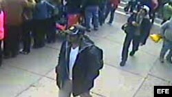 Fotografía cedida por el Buró Federal de Investigaciones (FBI) hoy, jueves 18 de abril 2013, donde aparecen los dos sospechosos de colocar las bombas que hicieron explosión el pasado lunes en la recta final de la maratón de Boston