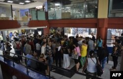 Aglomeración de público el lunes a la entrada de una de las tiendas en La Habana (Foto: Yamil Lage/AFP).