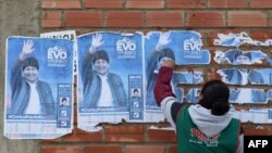 Una mujer quita los posters de Evo Morales en El Alto el pasado 11 de noviembre. Aizar RALDES / AFP