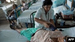 Una doctora chequea la presión sanguínea de una paciente en un hospital de La Habana. (Archivo)