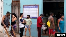 Cubanos esperan en una bodega para comprar alimentos. REUTERS/Natalia Favre
