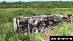 El camión de pasajeros se salió de la carretera y volcó.