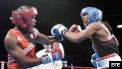 Fotografía de archivo de Austin Trout (D) frente a Cory Jones (I) of Brooklyn, NY, el 28 de febrero de 2004.