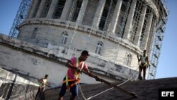 Obreros trabajan en el Capitolio Nacional de Cuba.