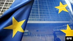 Bandera de la Unión Europea frente a la sede de la Comisión Eurpea (CE) en Bruselas (Bélgica).