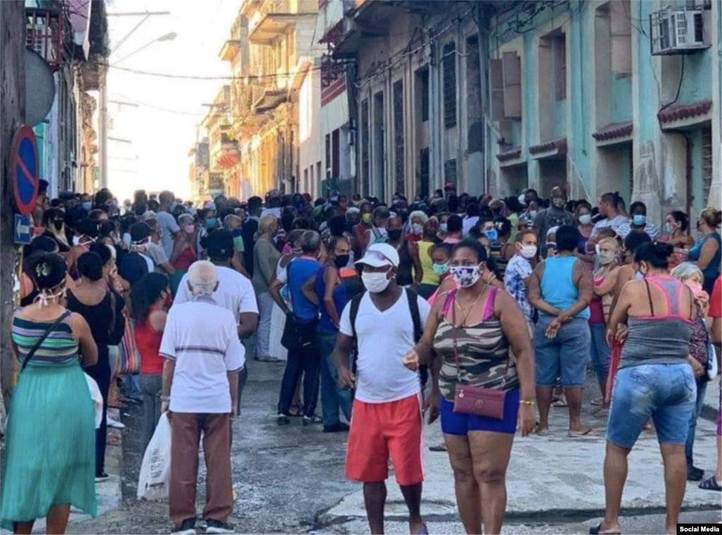 Una cola en Cuba. Tomado de @Mikesforest