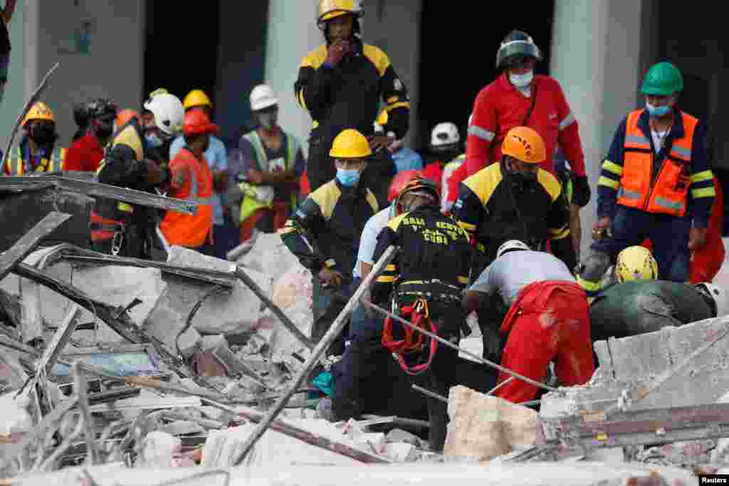 Labores de rescate tras la explosi&#243;n del Hotel Saratoga en La Habana.