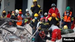 FOTOGALERIA Los rescatistas en busca de posibles sobrevivientes a la explosión del Hotel Saratoga