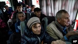 Evacuación en Lyman, en la región de Donestk, en el este de Ucrania, el sábado 30 de abril de 2022. (AP Foto/Evgeniy Maloletka)