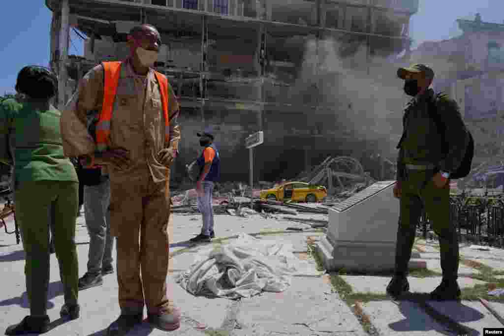 Labores de rescate tras la explosi&#243;n del Hotel Saratoga en La Habana.