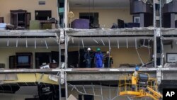 Los equipos de rescate buscan en las habitaciones días después de que una explosión mortal destruyera el Hotel Saratoga, en La Habana. (AP Foto/Ramón Espinosa)