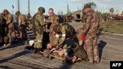 Soldados que defendían Azovstal son registrados por militares prorrusos en la ciudad Mariúpol, Ucrania
