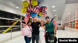 Juan Miguel Fernández (der.) es recibido por su familia en el aeropuerto de Miami. (Foto: Facebook)