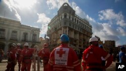Miembros de la Cruz Roja participan en las labores de búsqueda y rescate del Hotel Saratoga, en La Habana Vieja. (Foto AP/Ismael Francisco)