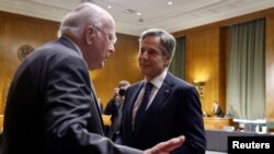 El senador estadounidense Pat Leahy (D-VT) saluda al secretario de Estado Antony Blinken cuando llega para testificar sobre el presupuesto del Departamento de Estado ante el Comité de Asignaciones del Senado en el Capitolio.