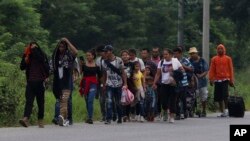 Un grupo de inmigrantes en San Pedro Sula, Honduras, el 20 de octubre de 2022 (AP Photo/Delmer Martinez)