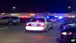 La policía de Virginia responde al sitio donde se registró un tiroteo, en un Walmart de Chesapeake, Virginia, el martes 22 de noviembre de 2022. (WAVY-TV 10 vía AP)