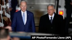 El presidente de EEUU Joe Biden a su arribo al Aeropuerto Internacional Felipe Ángeles, en México, es acompañado por el mandatario mexicano López Obrador. (AP/Fernando Llano)