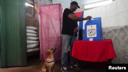 Un hombre vota en las elecciones municipales del domingo en Cuba. (REUTERS/Alexandre Meneghini)