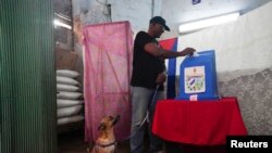 Un hombre vota en las elecciones municipales del 27 de noviembre del 2022 en La Habana, Cuba. (REUTERS/Alexandre Meneghini).
