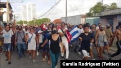 Camila Rodríguez al frente de una manifestación pacífica en Cuba. (Foto: Twitter/@interpuellas)
