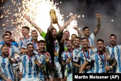 Messi celebra junto a la selección argentina tras derrotar a Francia en la final de la Copa Mundial de Fútbol, en Qatar. (AP/Martin Meissner)