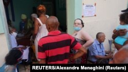 Votantes esperan en fila para ingresar a un colegio electoral durante las elecciones municipales en La Habana, el 27 de noviembre de 2022.